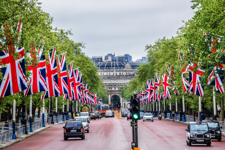 Visitors Flock to UK to Join Celebrations as the Queen Celebrates 70 Years on the Throne